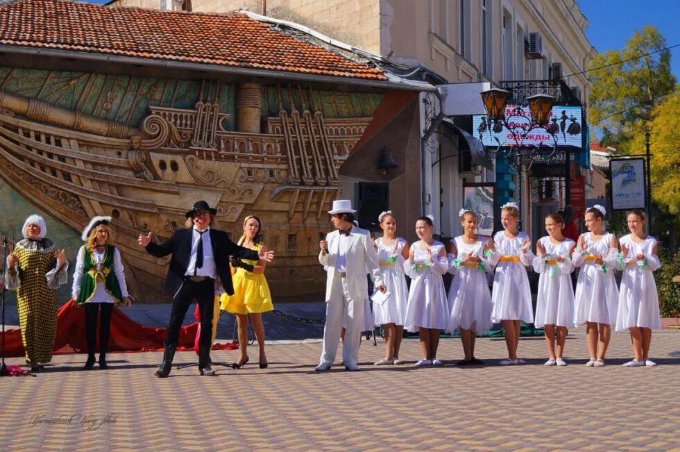 Театр парадокс феодосия. «феодосийский театр «парадокс» здание. Спектакль по пьесе пушкина каменный гость. Театр парадокс феодосия. Феодосия театр дом культуры.