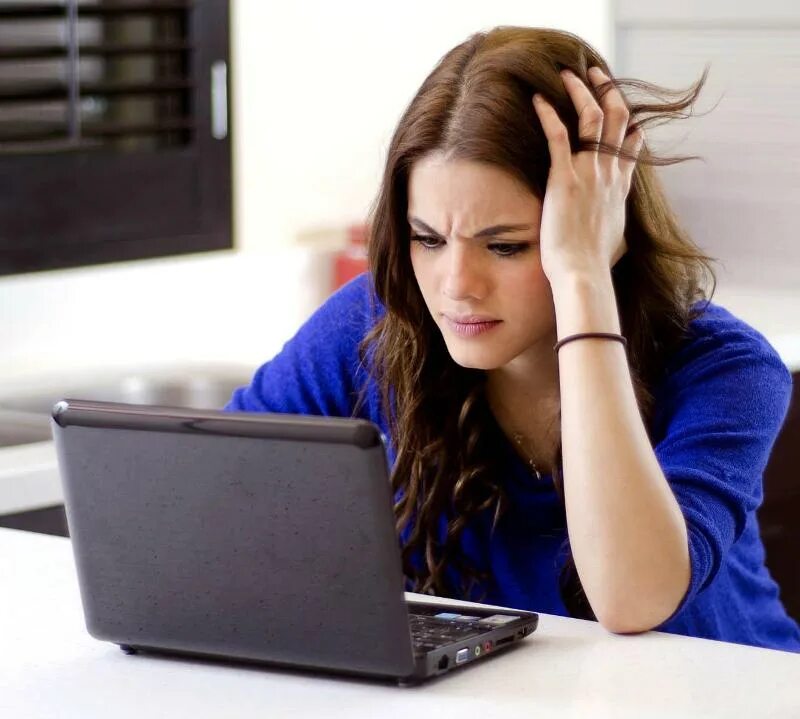 Почему в интернете так много. Девушка сидит за компьютером. Человек за компьютером. Человек перед компьютером. Женщина за ноутбуком.