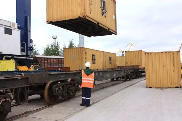 Докер рабочий в порту. Докер-механизатор стропальщик. Докер в порту. Работа докера. Работники порта.