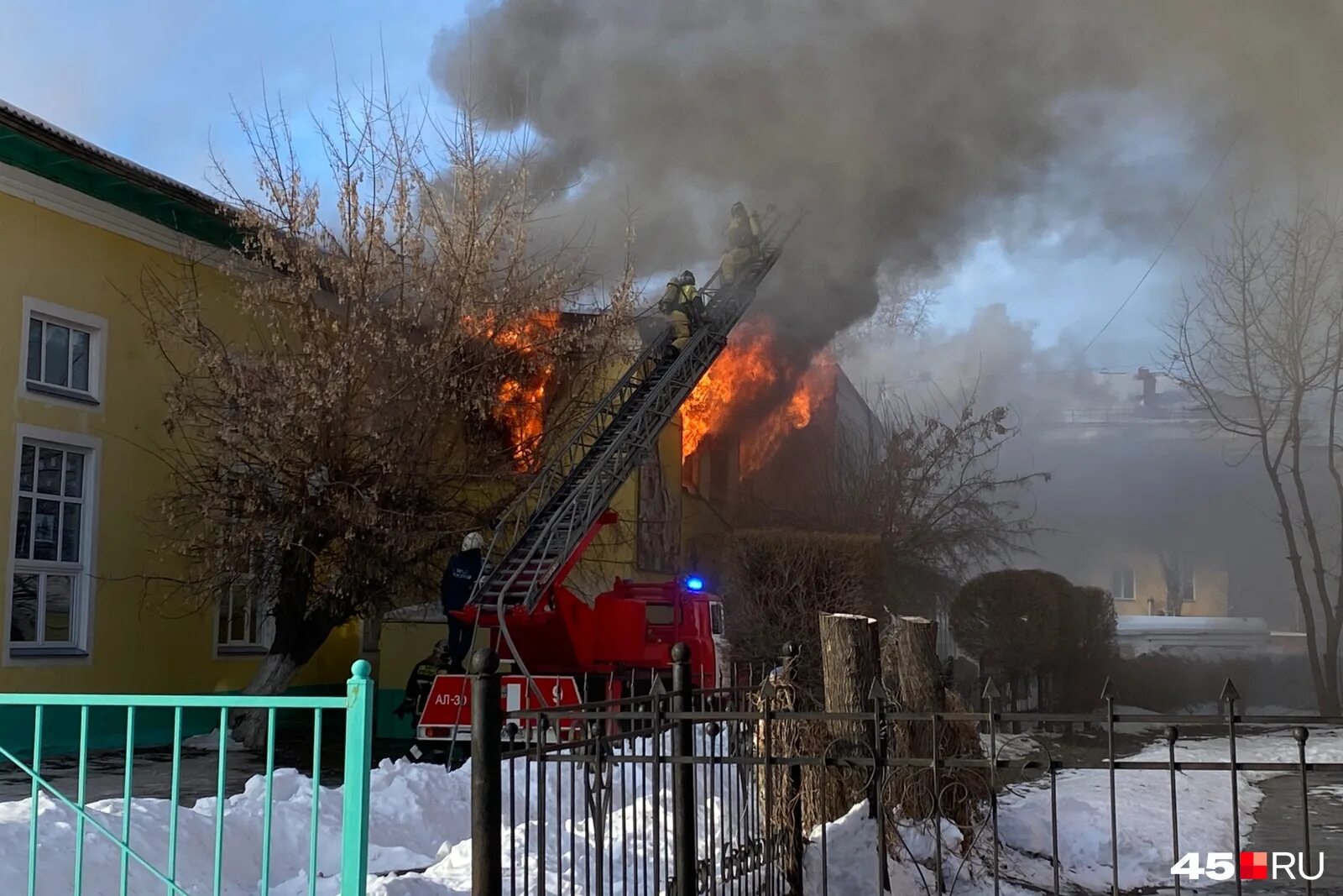 Что происходит в кургане. Пожар в Кургане сейчас в Рябково. Пожар. Сгоревшая школа. Пожар в спортивной школе Курган.