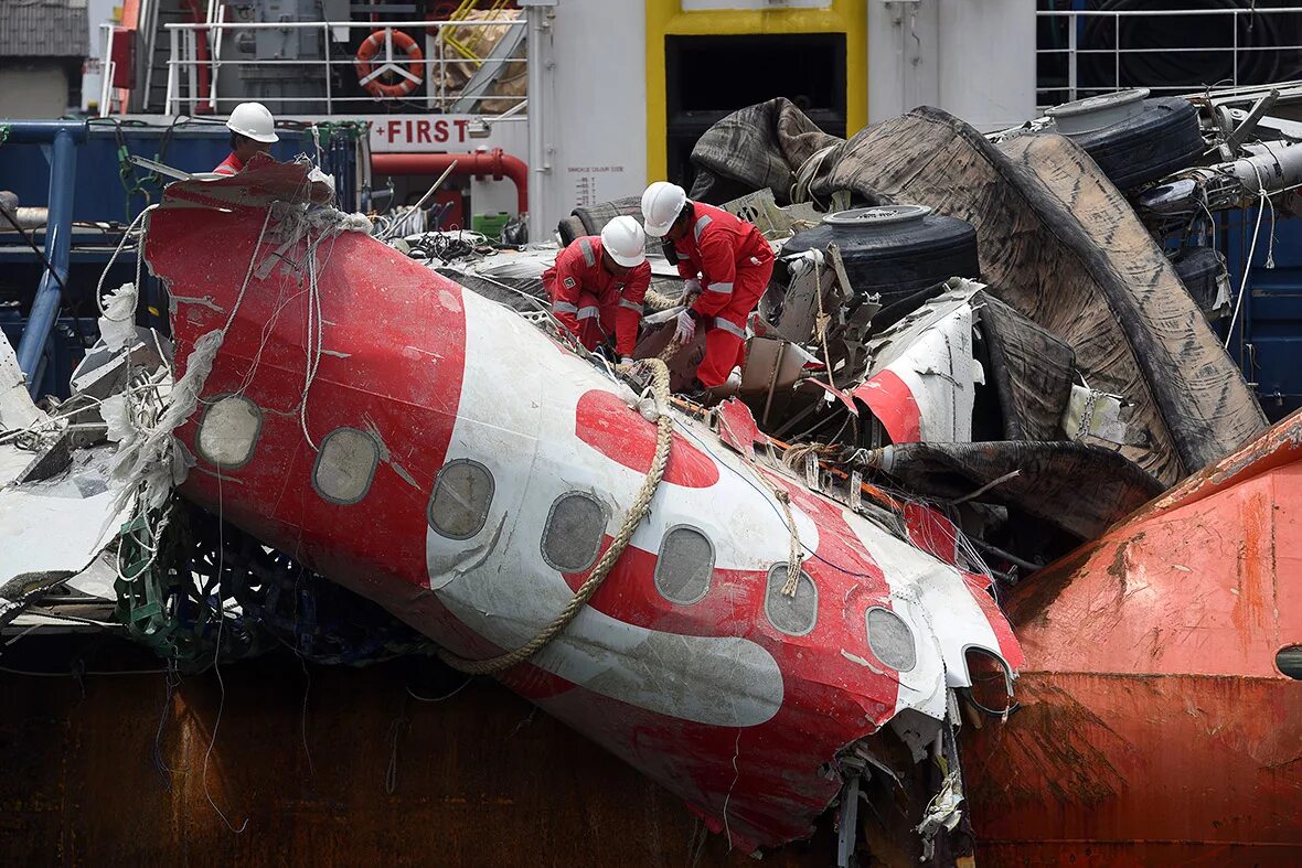 Катастрофа a320 в Яванском море. AIRASIA Flight 8501. AIRASIA катастрофа. Авиакатастрофа аэр Азия.