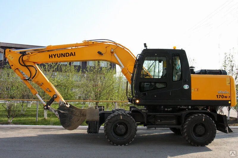 Hyundai r170w-7. Колесный экскаватор Hyundai 170. Колесный полноповоротный экскаватор Hyundai 170w. Хундай 170 экскаватор колесный. Аренда колесного полноповоротного экскаватора