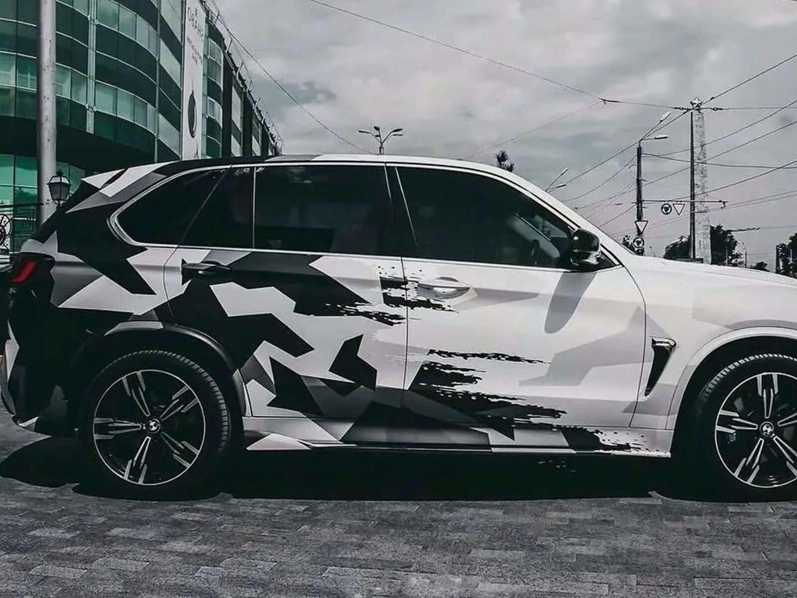 Додж чарджер в камуфляже. Камуфляж летний пленка. Виниловый камуфляж. Пленка винил камуфляж. Плёнка для автомобиля камуфляж.