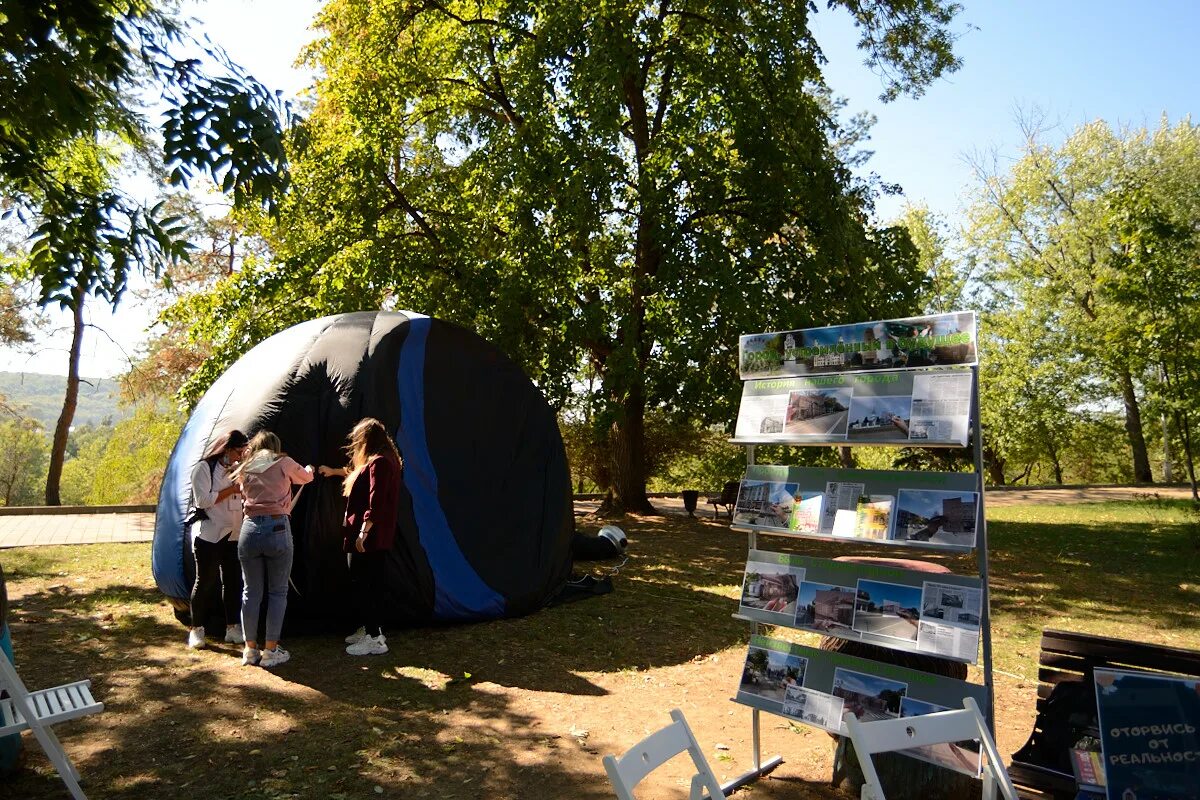 Развлекательный центр для детей ананас майкоп. Ресторан мэздах майкоп. Куда можно сходить в майкопе с ребенком. Парк культуры майкоп. Куда можно сходить в майкопе.