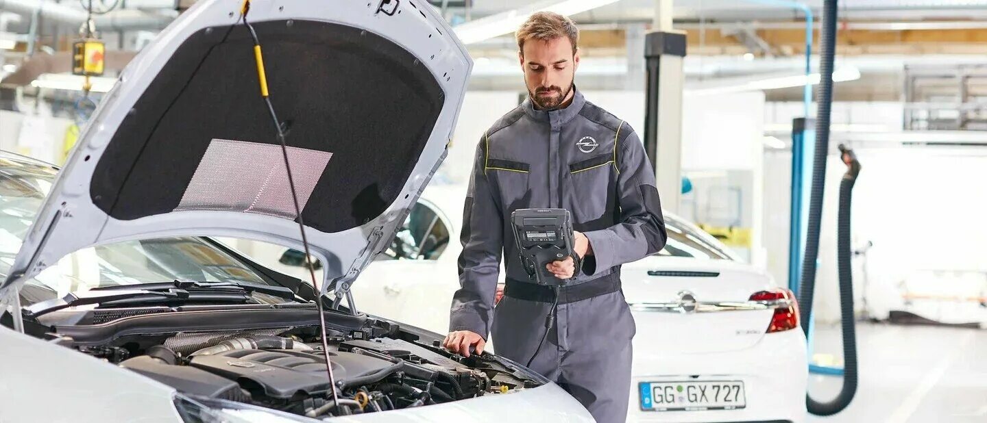 Автомобиль ремонт опель. Opel сервис. Opel service. Opel ремонт машины. Сервис Opel фото.