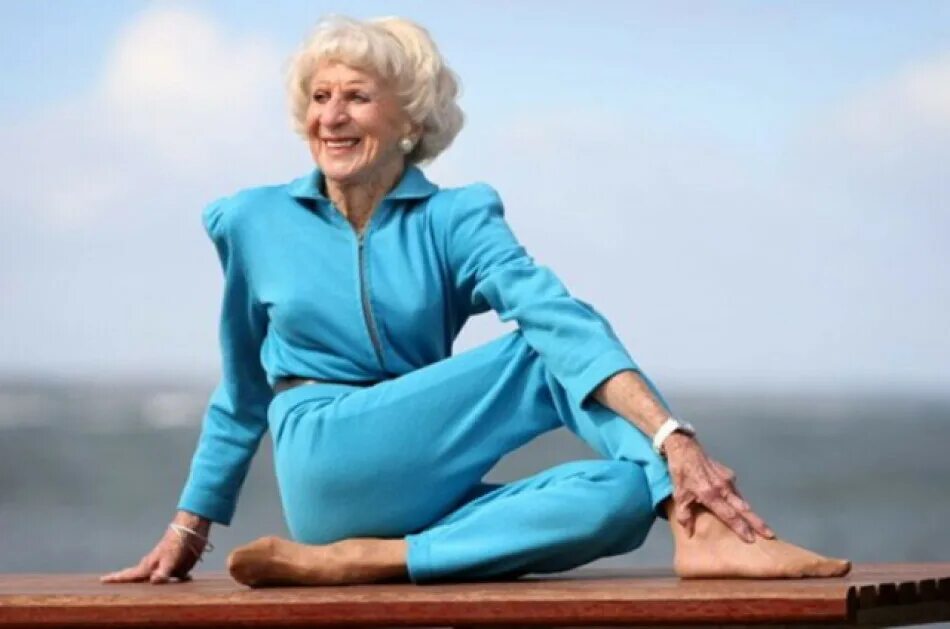 Женщина 40 70 лет и. Бетти Кальман. Бетти Кальман инструктор йоги. Йоги в возрасте. Пожилая женщина.