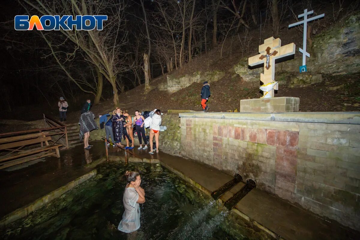 Крещенские морозы. Ныряние в прорубь на крещение. Крещение 2023 волгоград. Купель северное тушино 2022. Купель на крещение.
