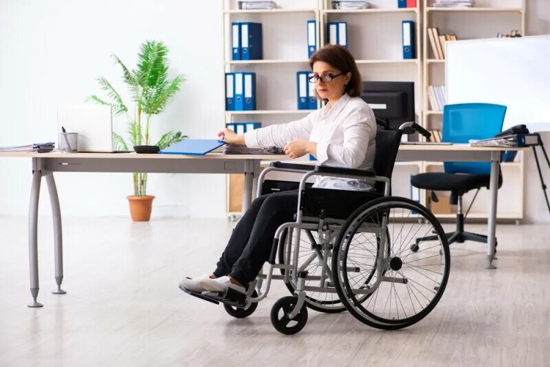 Офис для инвалидов. Ресурсный центр для инвалидов. Инвалид за компьютером. Инвалиды на коляске в офисе. Ресурсный центр для инвалидов пункты выдачи
