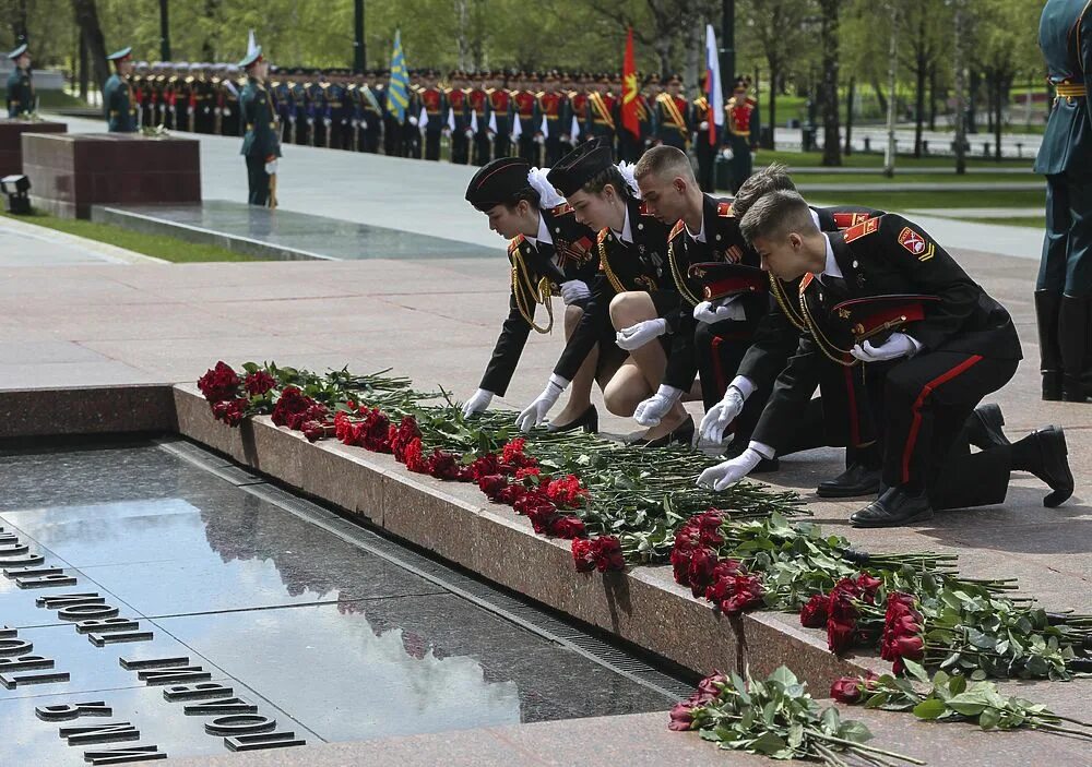 День памяти на первом. Возложение цветов к могиле неизвестного солдата в Москве. Могила неизвестного солдата Москва 9 мая. Баймак возложение венков 2019. Памятник неизвестному солдату в Москве возложение цветов.