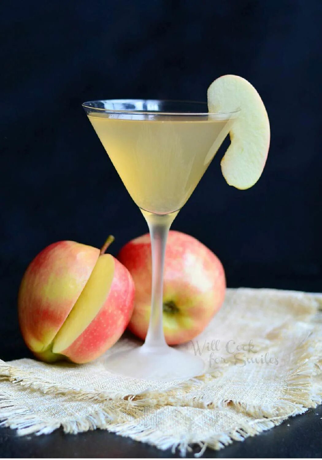 Тини коктейли. Коктейль Apple Martini. Яблочный мартини коктейль. Коктейль Apple Sling. Коктейль мартини сок яблоко.