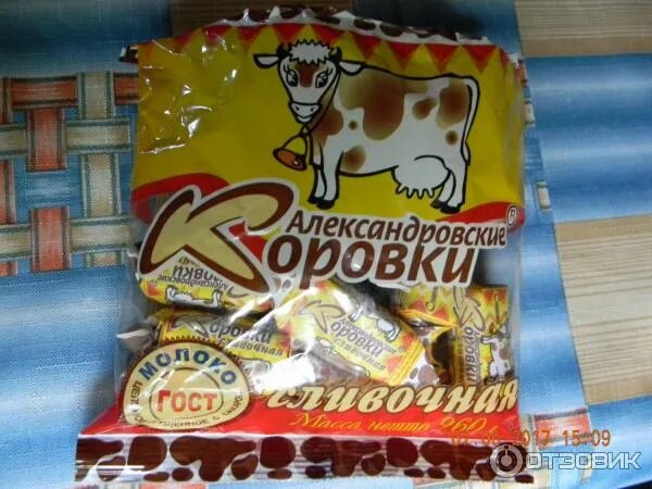 Конфета коровка прозрачная упаковка. Конфеты коровка. Что нашли в конфетах коровка. Конфеты коровка производитель. Конфеты коровка букурия.
