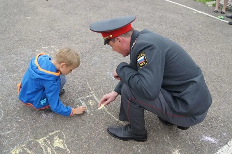 Ребенка вызывают в полицию. Полицейский помогает ребенку. Милиционер помогает детям.