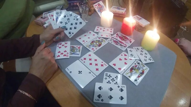 Гадалкин дом тесты. Гадание обучение. гадалкина м. пасьянсы. искусство раскладывать карты и гадать. гадание на крестового короля. гадания дома простые.