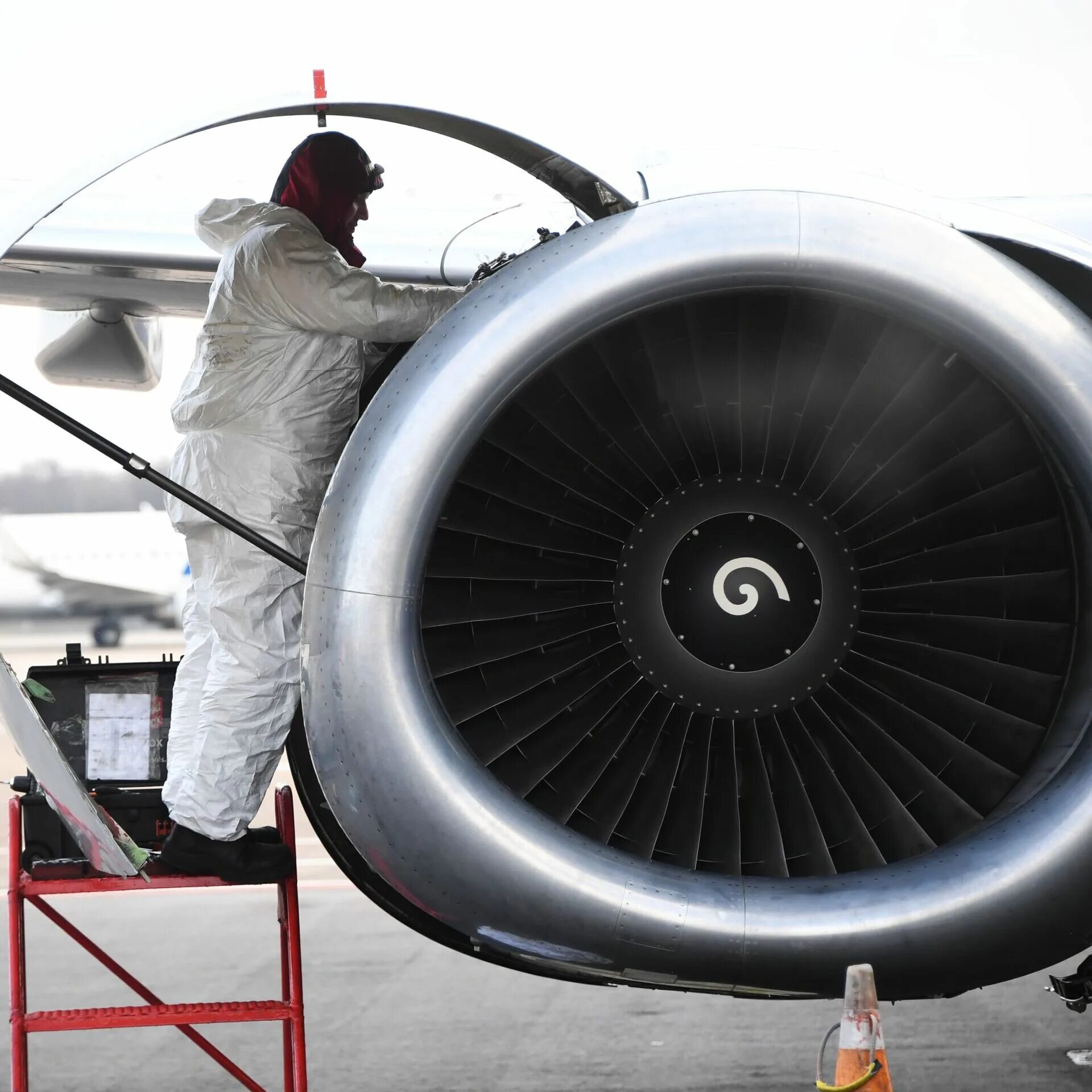 Самолет в небе над морем. Авиадвигатель centurion. Воздушный двигатель. Винт самолета. Сломанный двигатель.