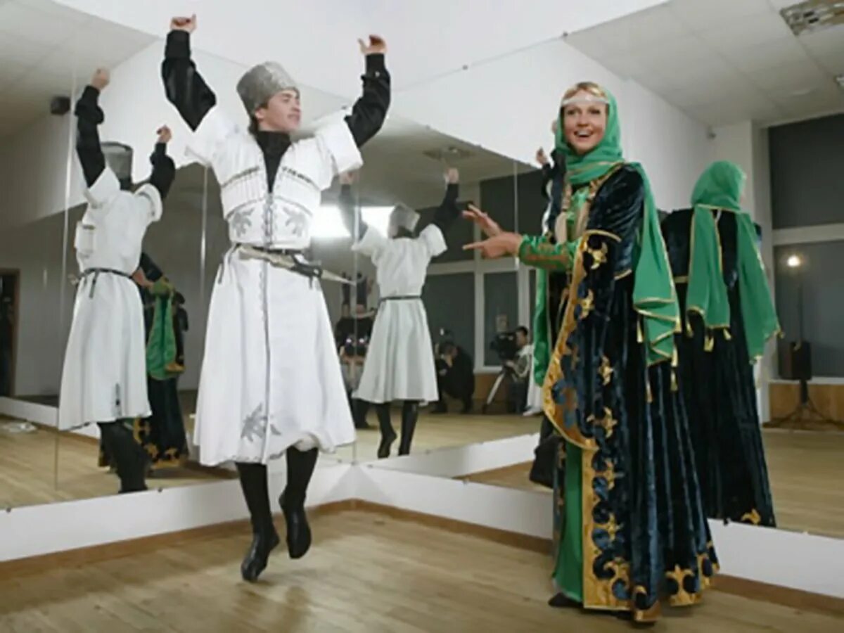 Одежда лезгин. Одежда лезгин. Бешмет шаровары черкеска. Национальный костюм лезгинов мужской. Лезгинский костюм.