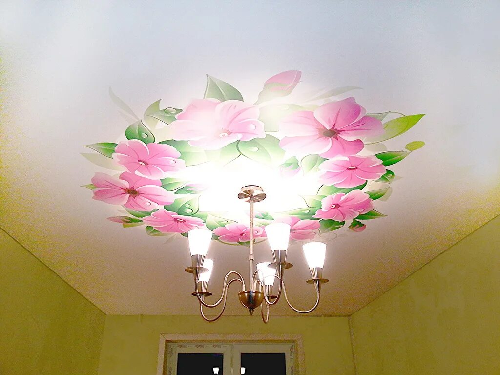 натяжные потолки с цветочками. натяжные потолки с цветочками. натяжные потолки с цветами. люстры в виде цветов. фотопечать на потолке.