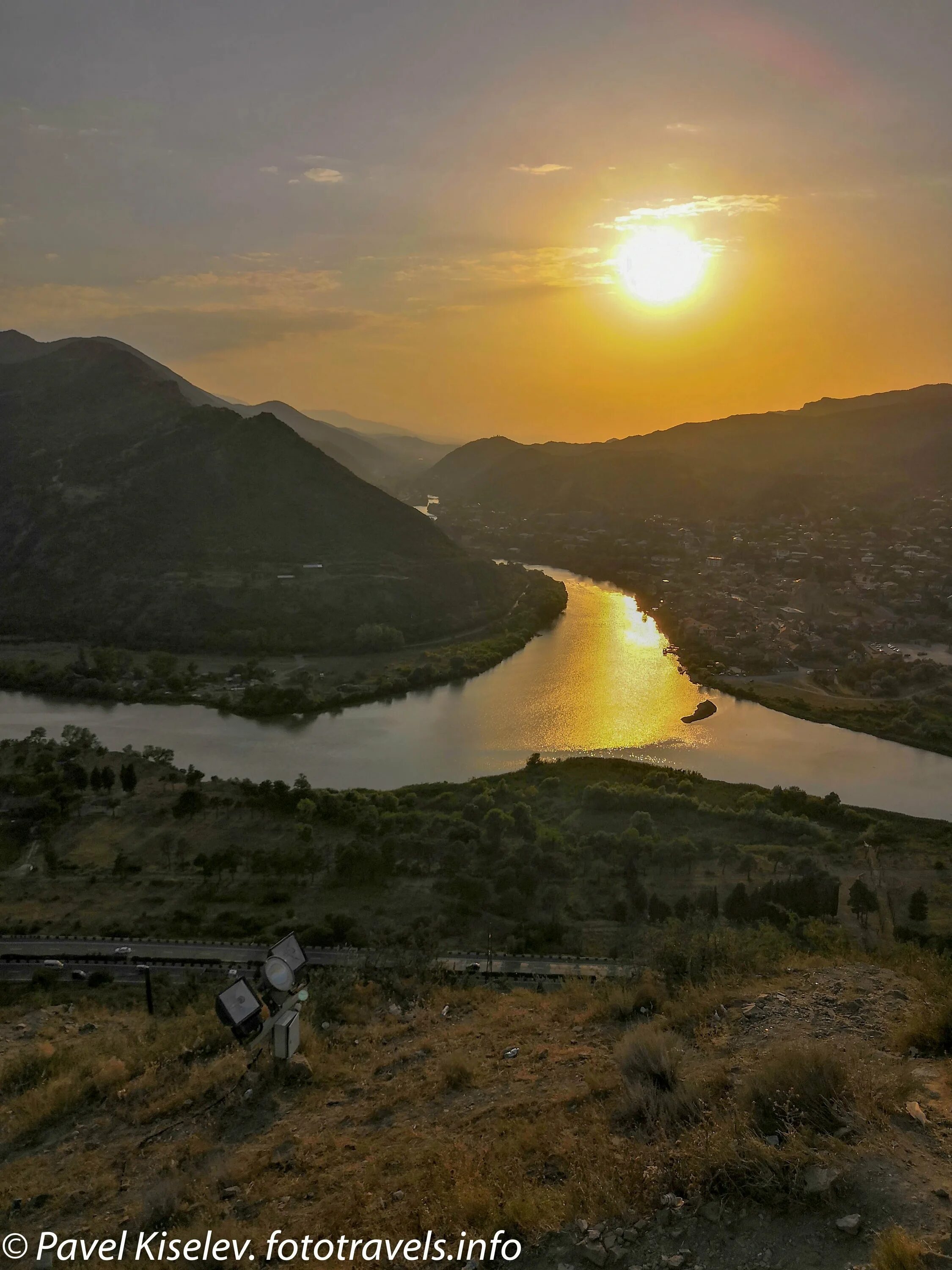 Кура грузия. Джвари Мцхета. Мцхета и Джвари река. Река кура Тбилиси. Арагви и кура монастырь.