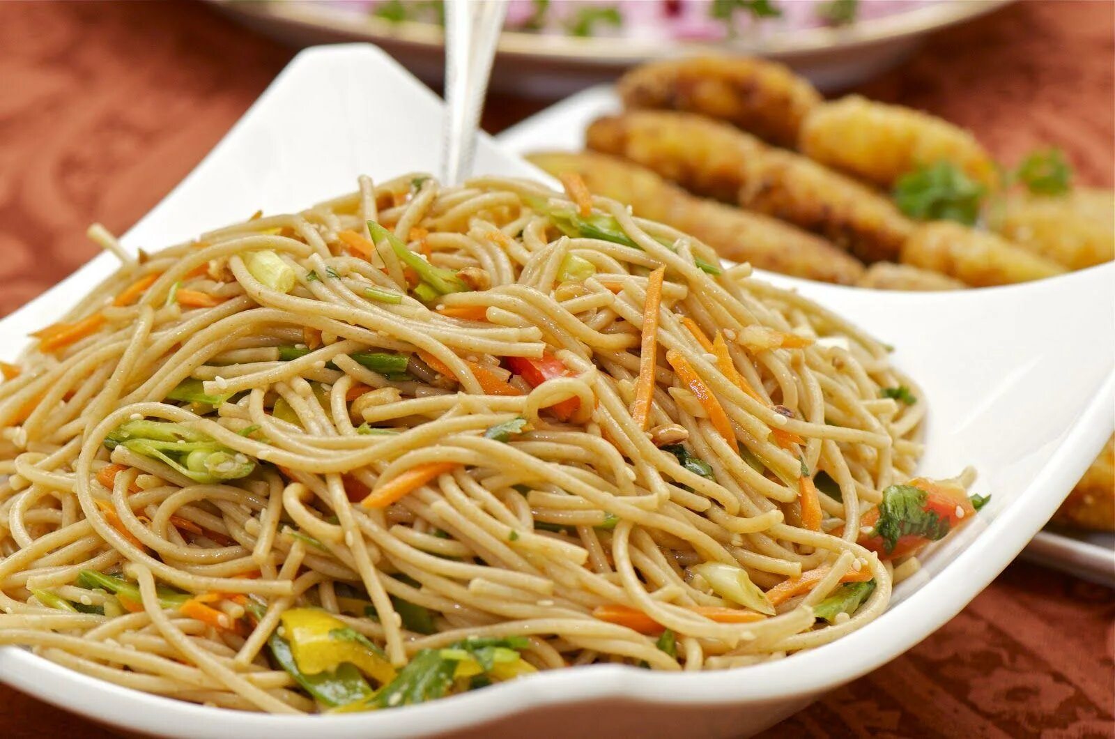 Лапша. Нудл лапша. Салат с вермишелью. Китайские спагетти.