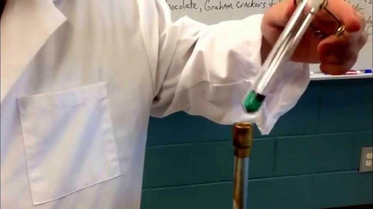Разложение малахита. Thermal decomposition of copper carbonate. разложение малахита при нагревании. нагревание малахита порошкового.