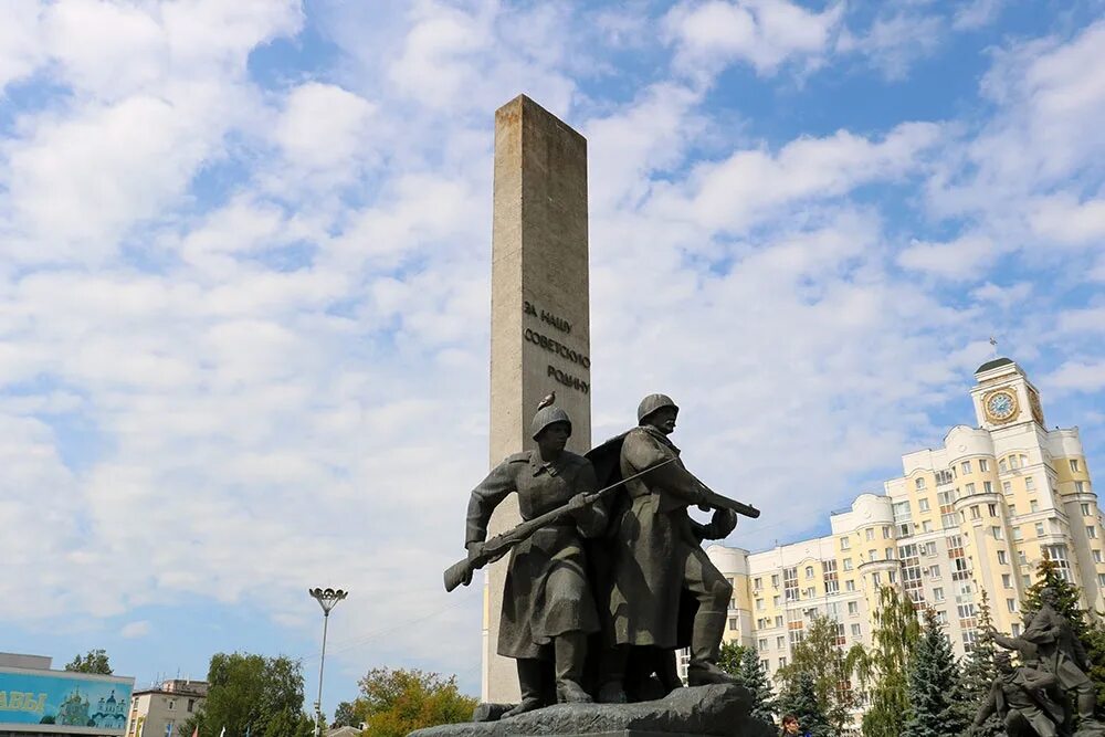 Пл брянск. Площадь Партизан Брянск. Памятник партизанам в Брянске. Памятник на площади Партизан в Брянске. Площадь Партизан Брянск новая.