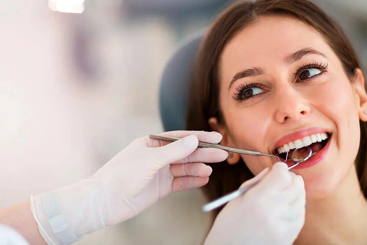 Стоматолог выходные. Девушка с красивыми зубами. Сайт стоматологии. Стоматолог. Зубы стоматолог.