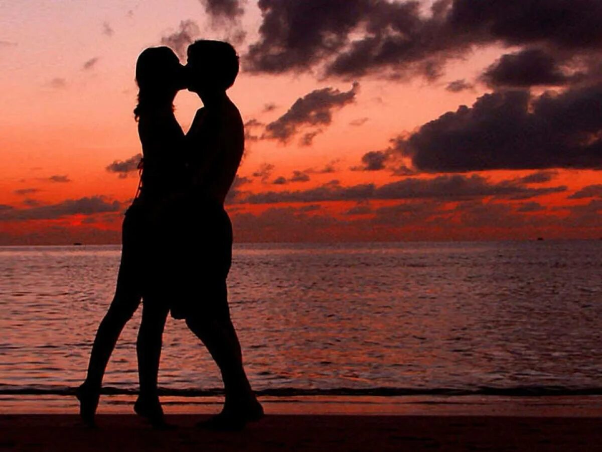 Губы силуэт. Sunset kiss. Sunset kiss. Пареньми девушка на закате. Sunset kiss.