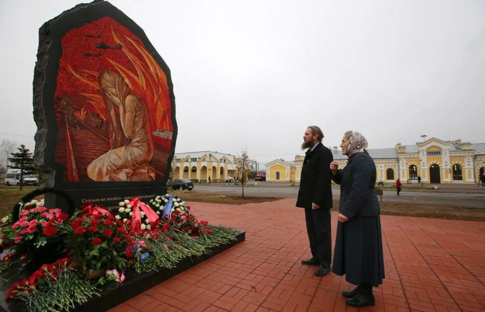 Блокада омска. Тихвин памятник детям блокадного Ленинграда. Памятник детям блокады в Тихвине. Тихвин 14 октября 1941 года. Тихвин памятники войны.