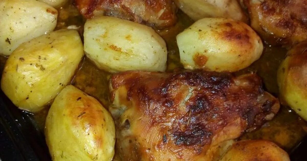 Рецепт куриных бедрышек с картошкой. Картошка с бедрышками в духовке. куриные бедра с картошкой в духовке. бёдрышки в духовке с картошкой. филе бедра с картошкой в духовке.