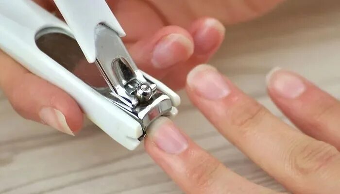 Стрижка ногтей книпсером. Штука которая срезает ногти. Подстриженные ногти. Можно ногти обрезать