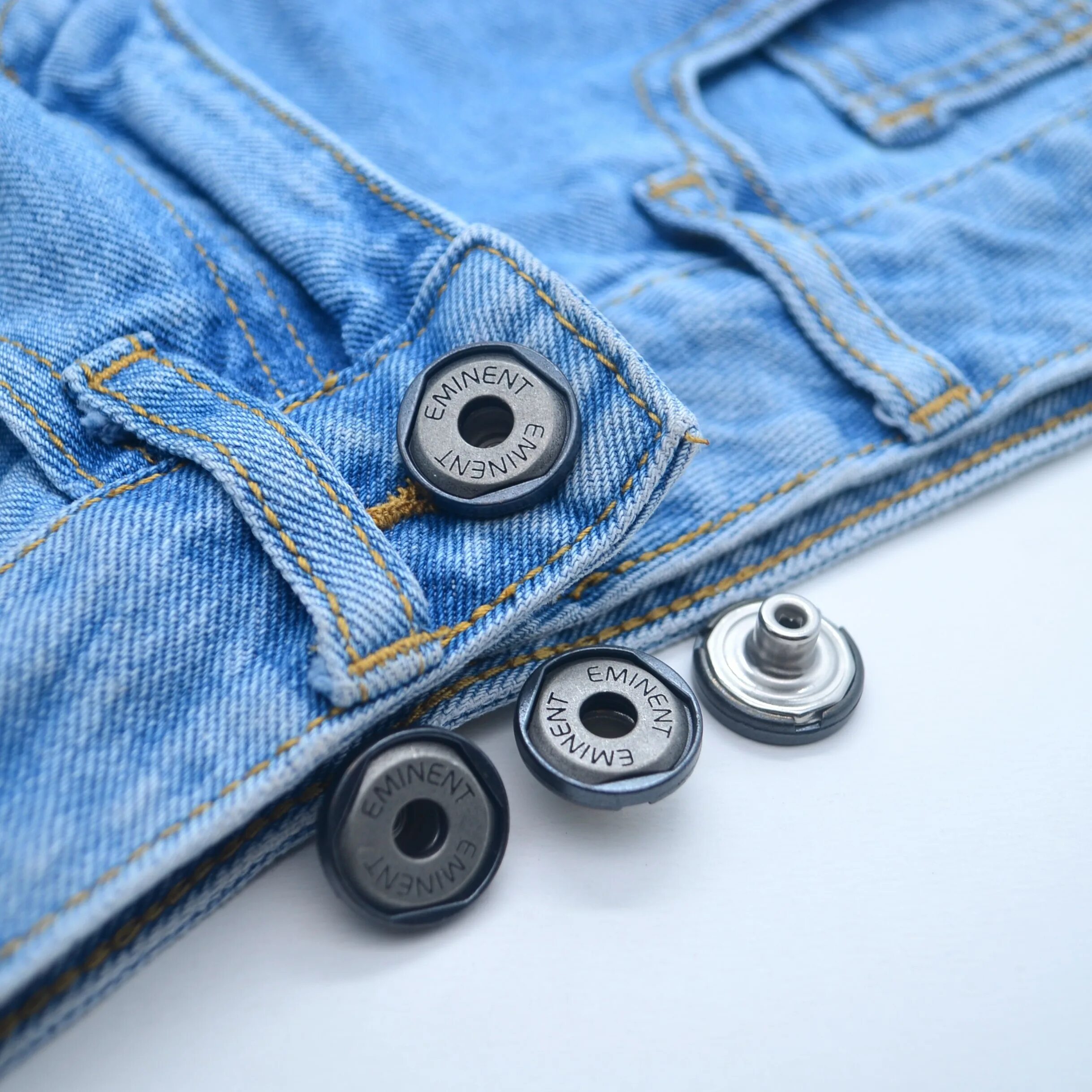 Как поменять пуговицу на джинсах. Пуговицы для джинсовки. Как поменять пуговицу на джинсах. Клепаем пуговицы на джинсах. Клепки для джинсов.
