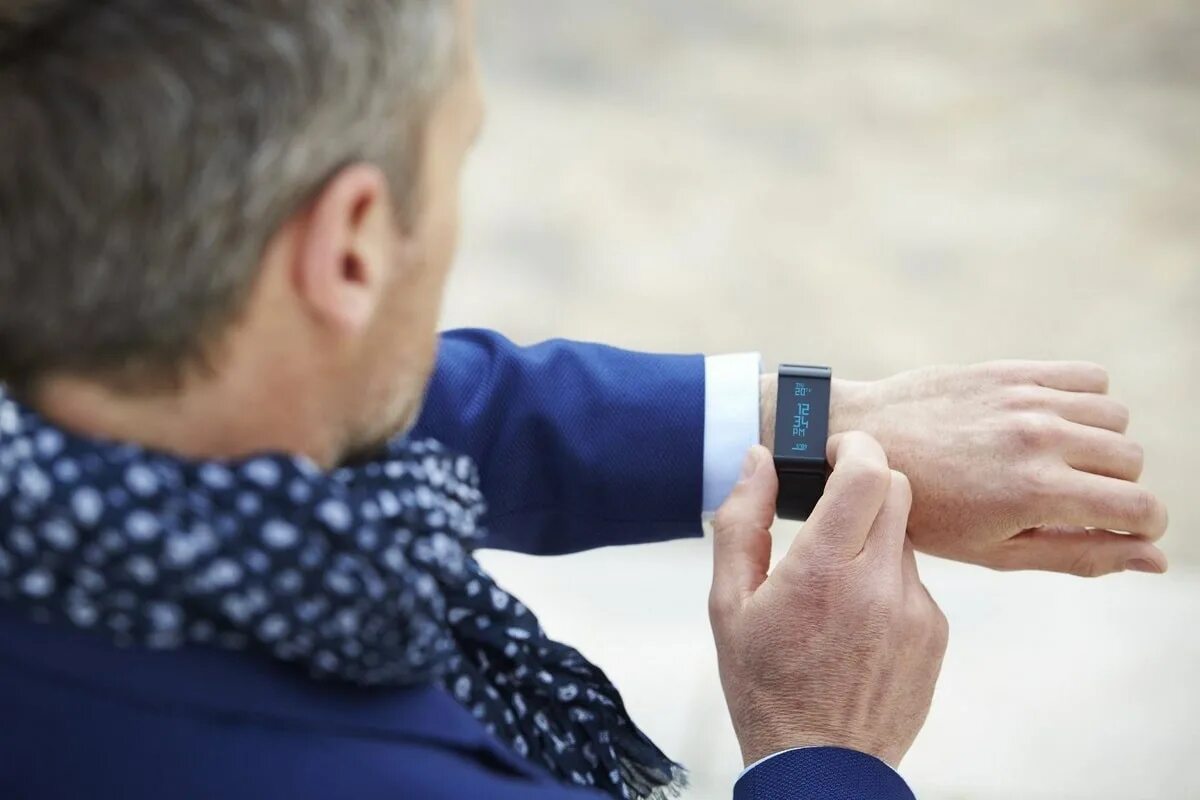 Часы для умных людей. Браслет withings pulse o2. часы для пожилых людей. человек с умными часами. гаджеты для пожилых людей.