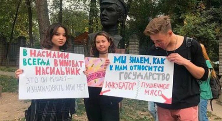 Защита прав женщин. Митинг феминисток в Алматы. Парень заехал в центр митинга феминисток