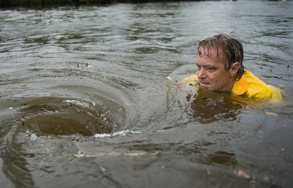 Попали в сильное течение. Водоворот в реке. Водоворот в речке. Человек в водовороте. Водоворот засасывает людей.