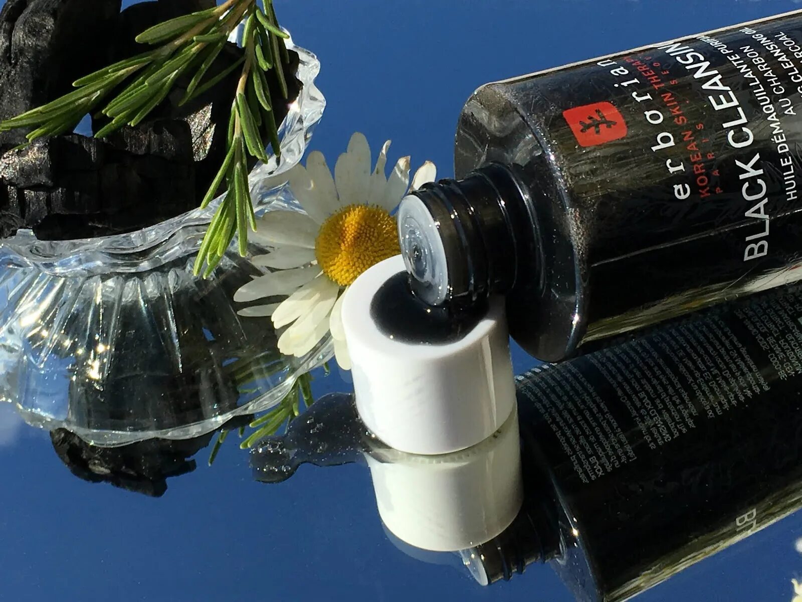 Масло черное через. Масло Black Rose. Erborian Black Cleansing Oil. Maslo v chernom fone.