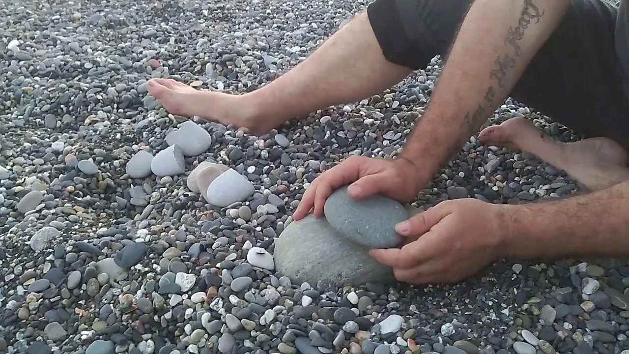 Разбитые камни. Камень в руке. Удар камня о камень. Камни под ногами.