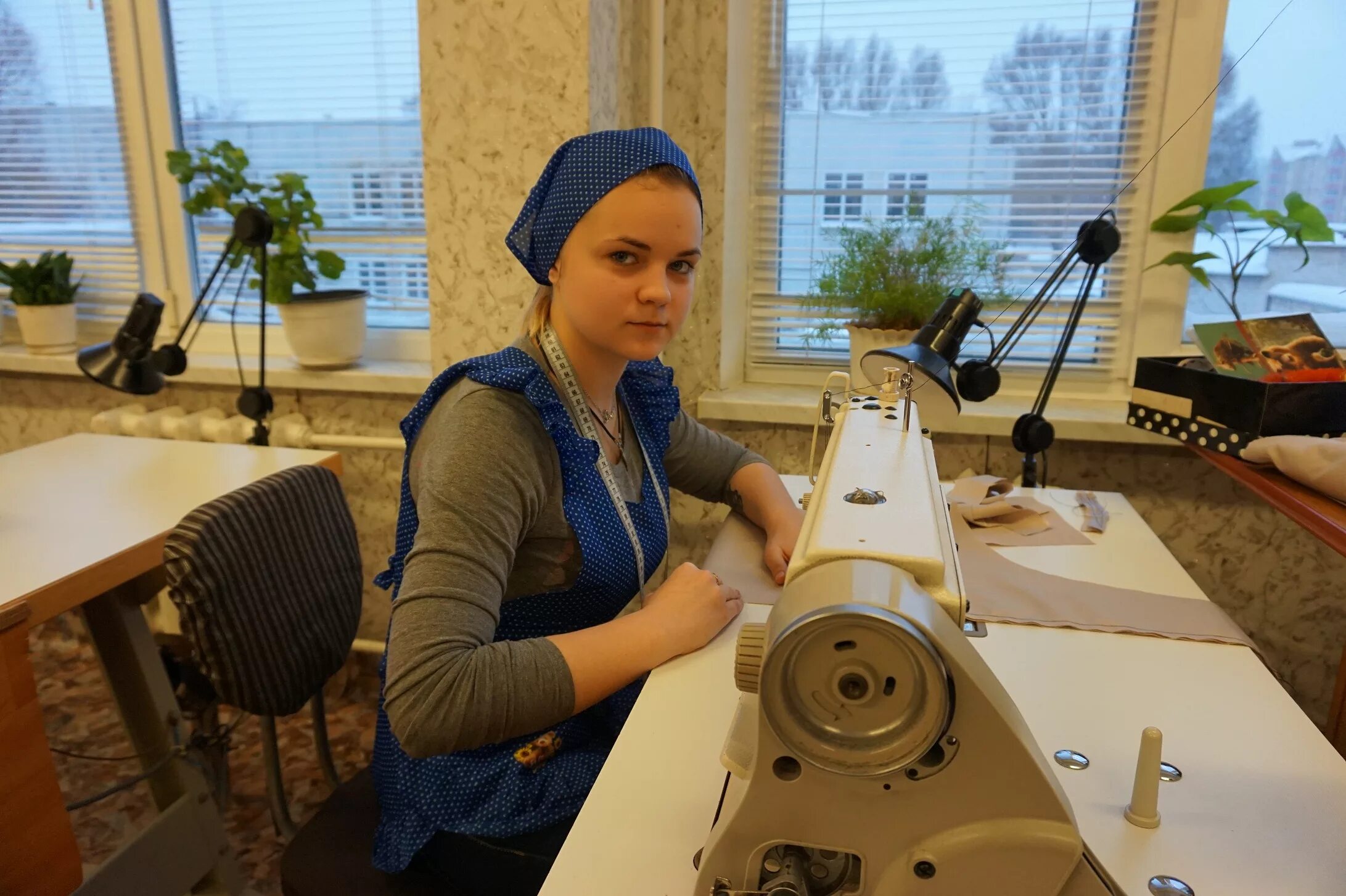 рабочие профессии швея. кто на фабриках гьет платья. швея. женские профессии. швея портной закройщик.