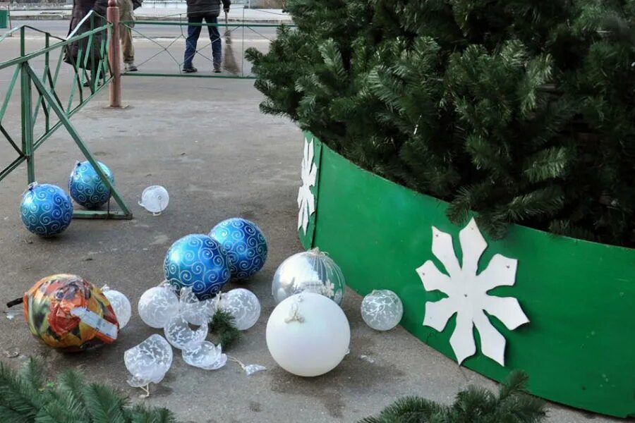 Шариков украл. В городе Немане Калининградской области елку поставили. Что будет если украсть шарик с елки.