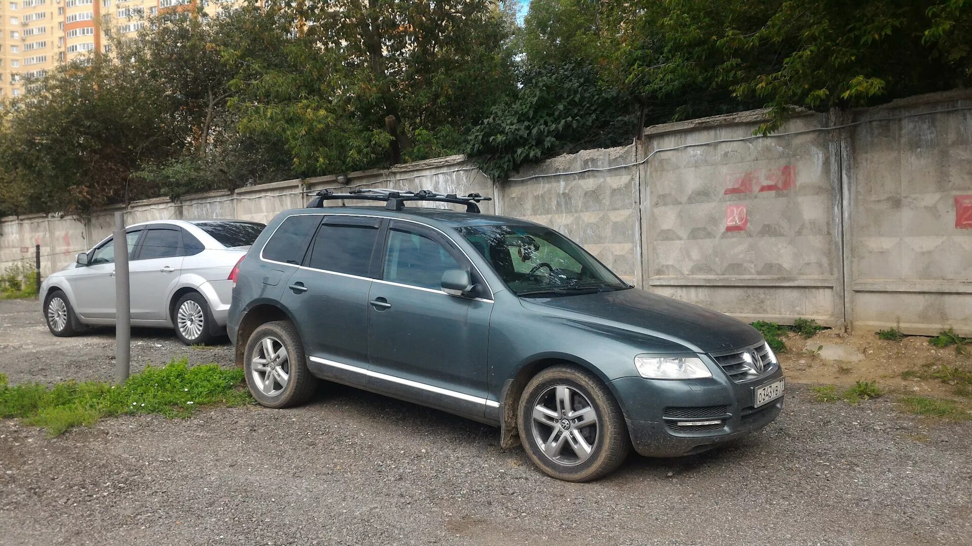 Туарег 2 упала пневма. Туарег занижение. Volkswagen touareg 2006 черный. 0 дизель. Занижение пневмы touareg nf.