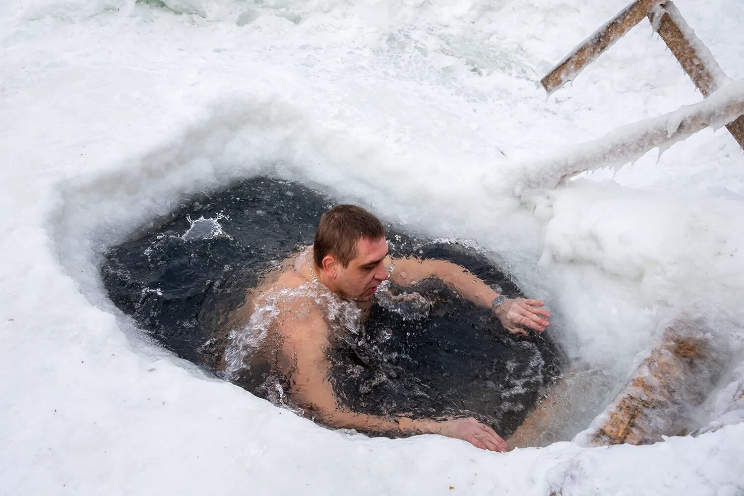 Крещение 2023 в киеве. Новогоднее купание в проруби. Купание в проруби на крещение 2023 в москве. Крещенские купания женщины. Крещенская купель.