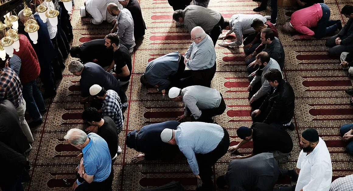 Мусульмане проблемы. Намаз. Мусульманин поклоняется. Первые мусульмане. Коллективный намаз в мечети.