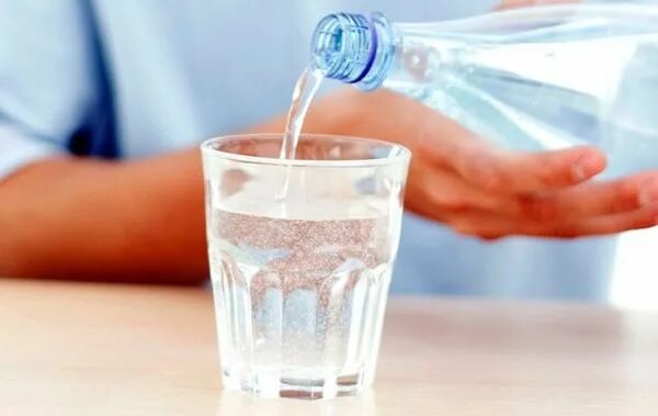Натощак стакан воды выпили. Стакан воды натощак. Стакан воды натощак картинка. В Турции питьевая вода в стакане. Вода натощак картинка.