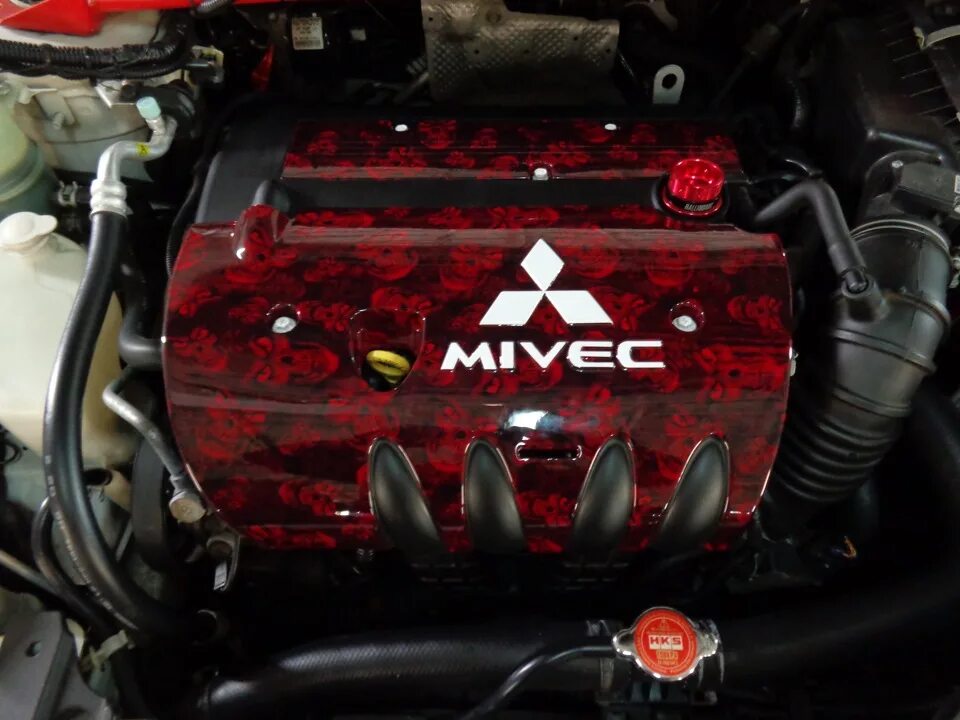 MIVEC Митсубиси. Крышка двигателя Митсубиси Лансер 10. Лансер 10 1.8 MIVEC. MIVEC Mitsubishi что это в двигателе.