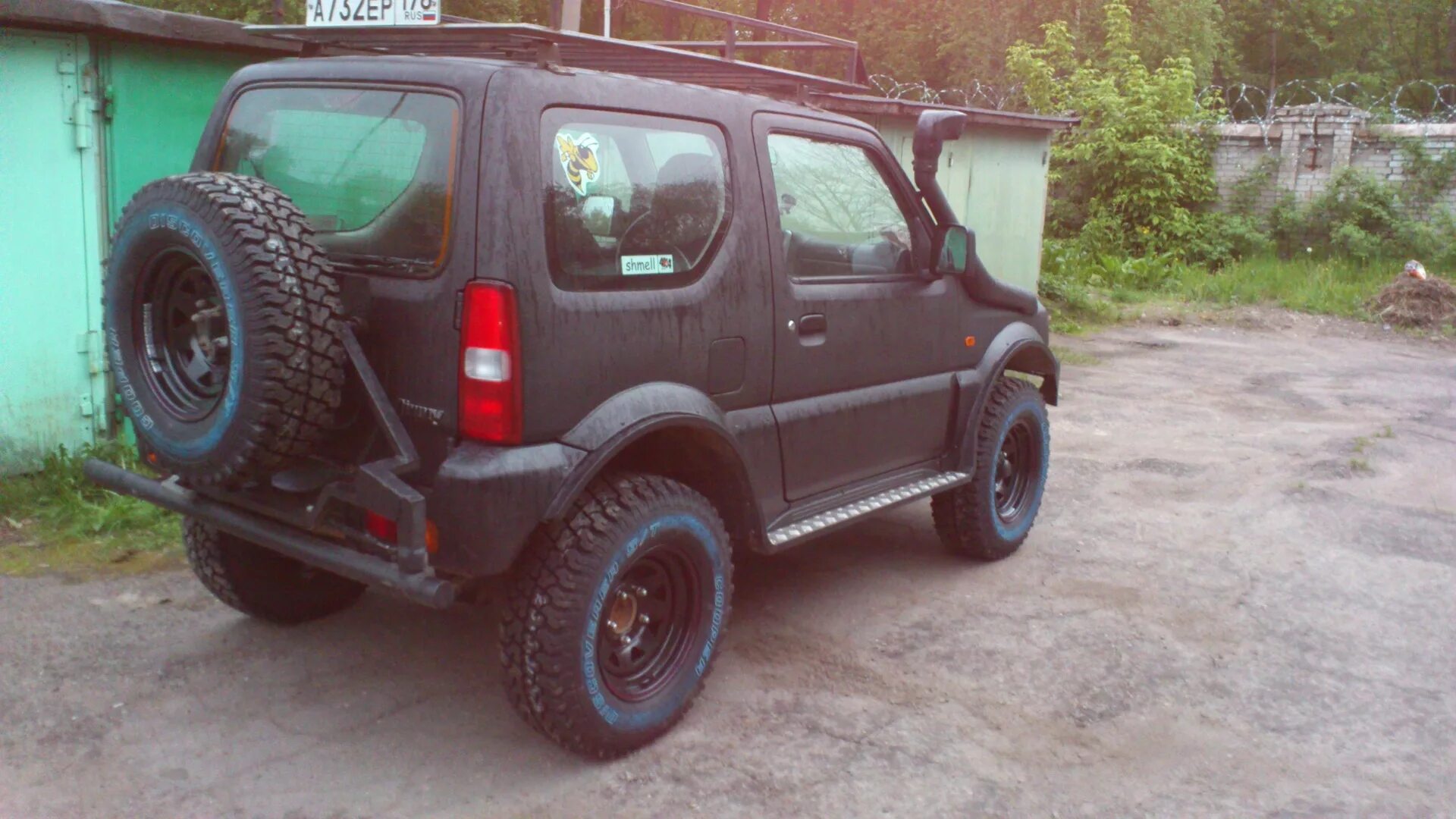 Suzuki jimny 3 off road. Джимни размер колес. Джимни размер колес. Сузуки джимни на штатных колесах. Suzuki jimny на грязевых колёсах.
