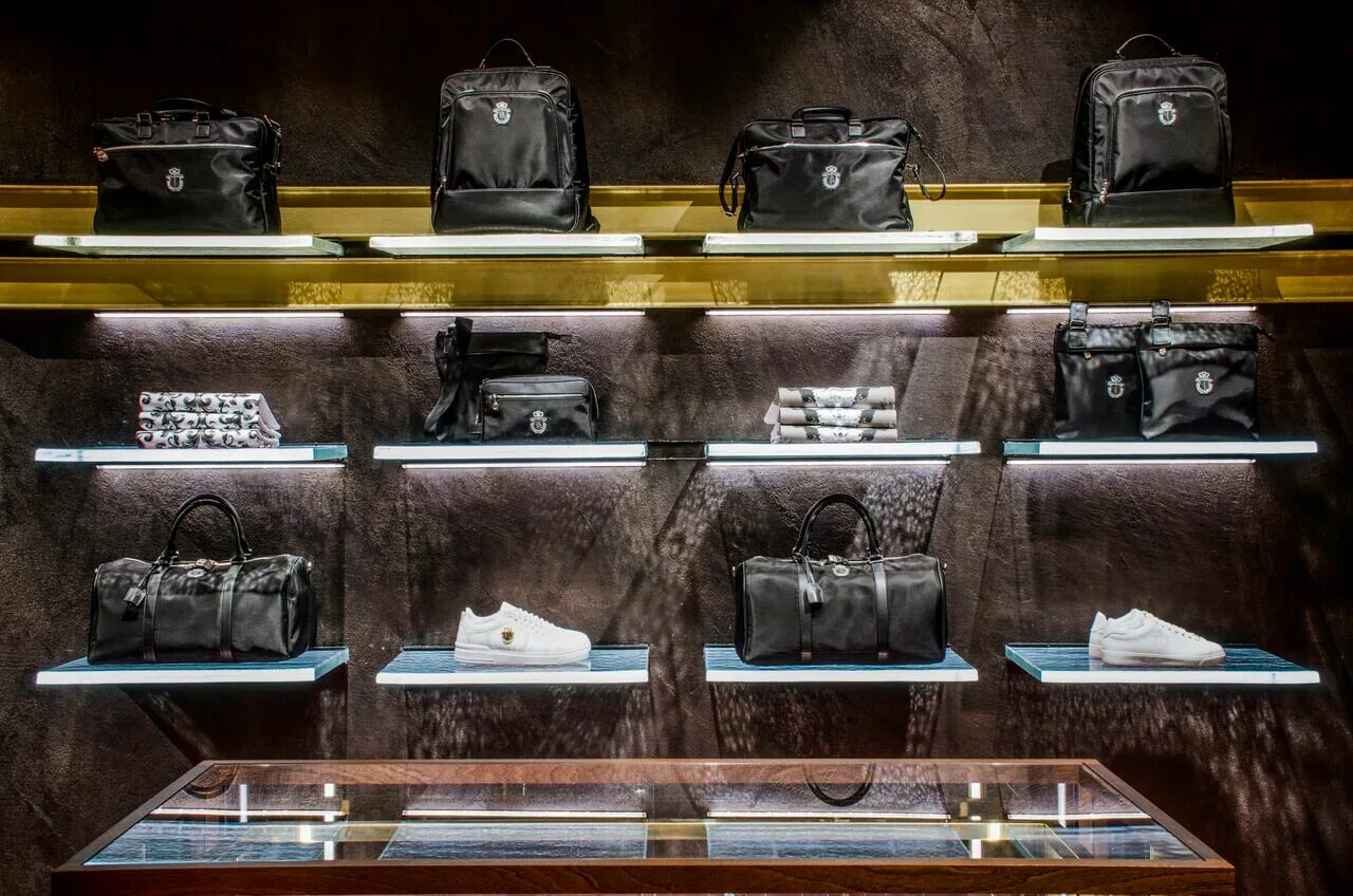 Дубай молл духи. Brands for less в Дубае. Billionaire Dubai. Дубай Молл парфюмерия. Витрина духов в Дубай Молл.