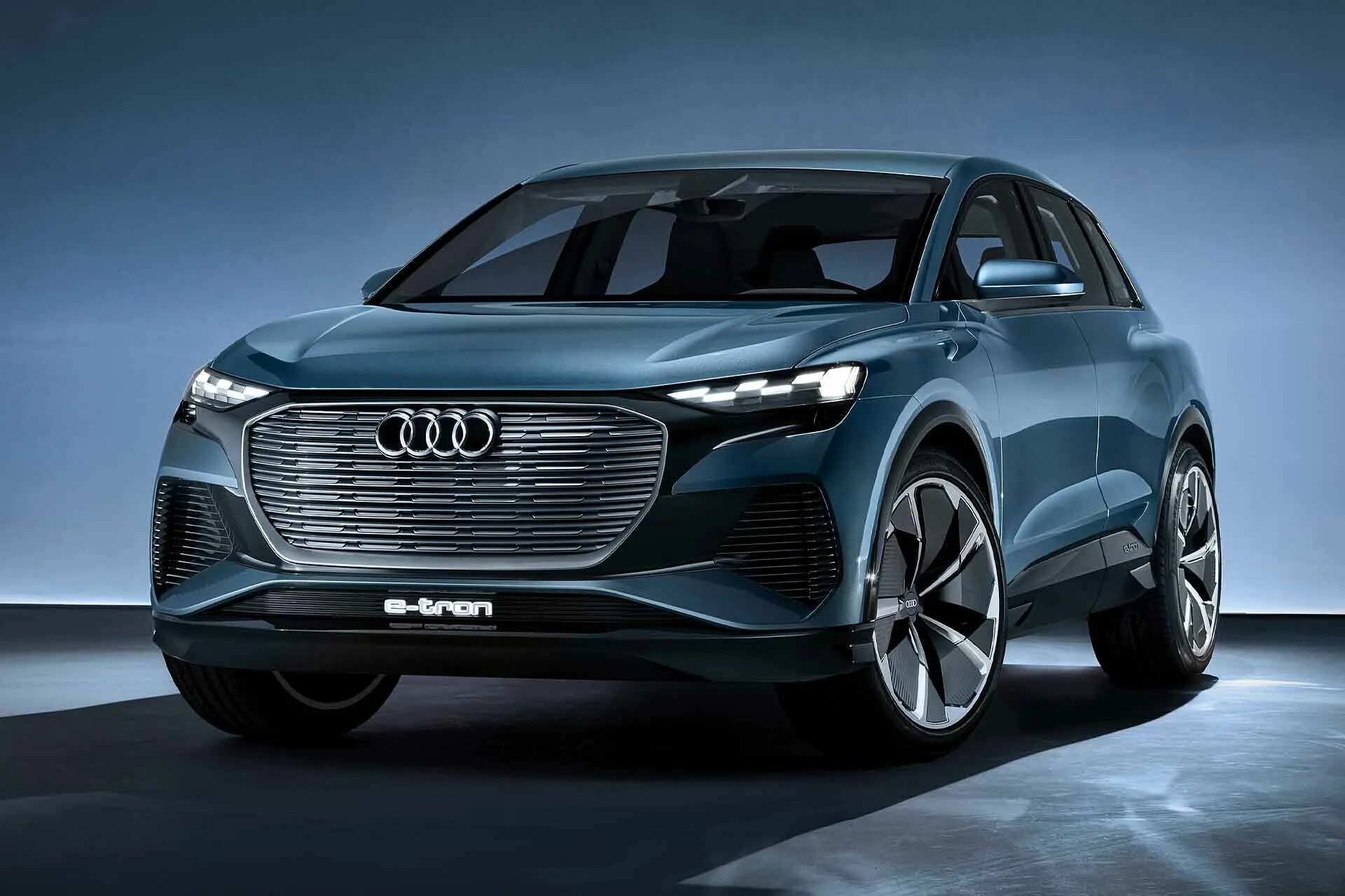 Audi q4 e-tron. Audi электромобиль кроссовер. Ауди электромобиль 2022. Ауди электромобиль 2021.