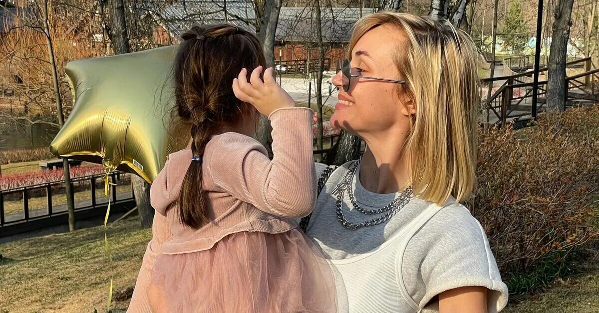 Полина Гагарина объяснила, почему перестала прятать лицо дочери Вести Московског