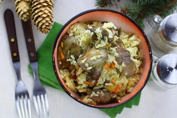 Печень с рисом на сковороде. Рис с печенью куриной. Плов с куриной печенью. Плов с куриной печенкой. Куриная печень с рисом.