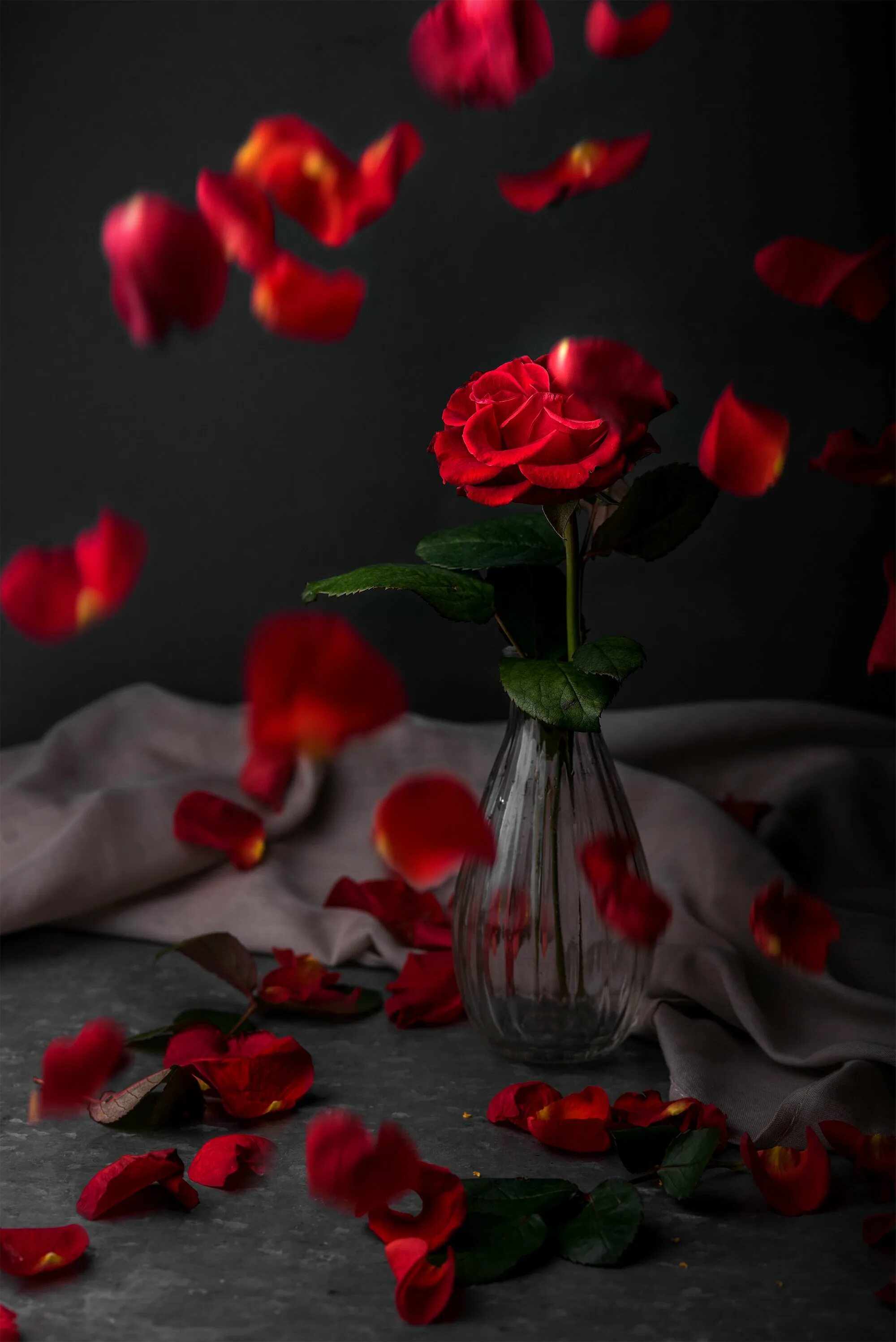 романтичные цветы для девушки. розы на столе. романтическая розы. розы и свечи. романтическая розы.