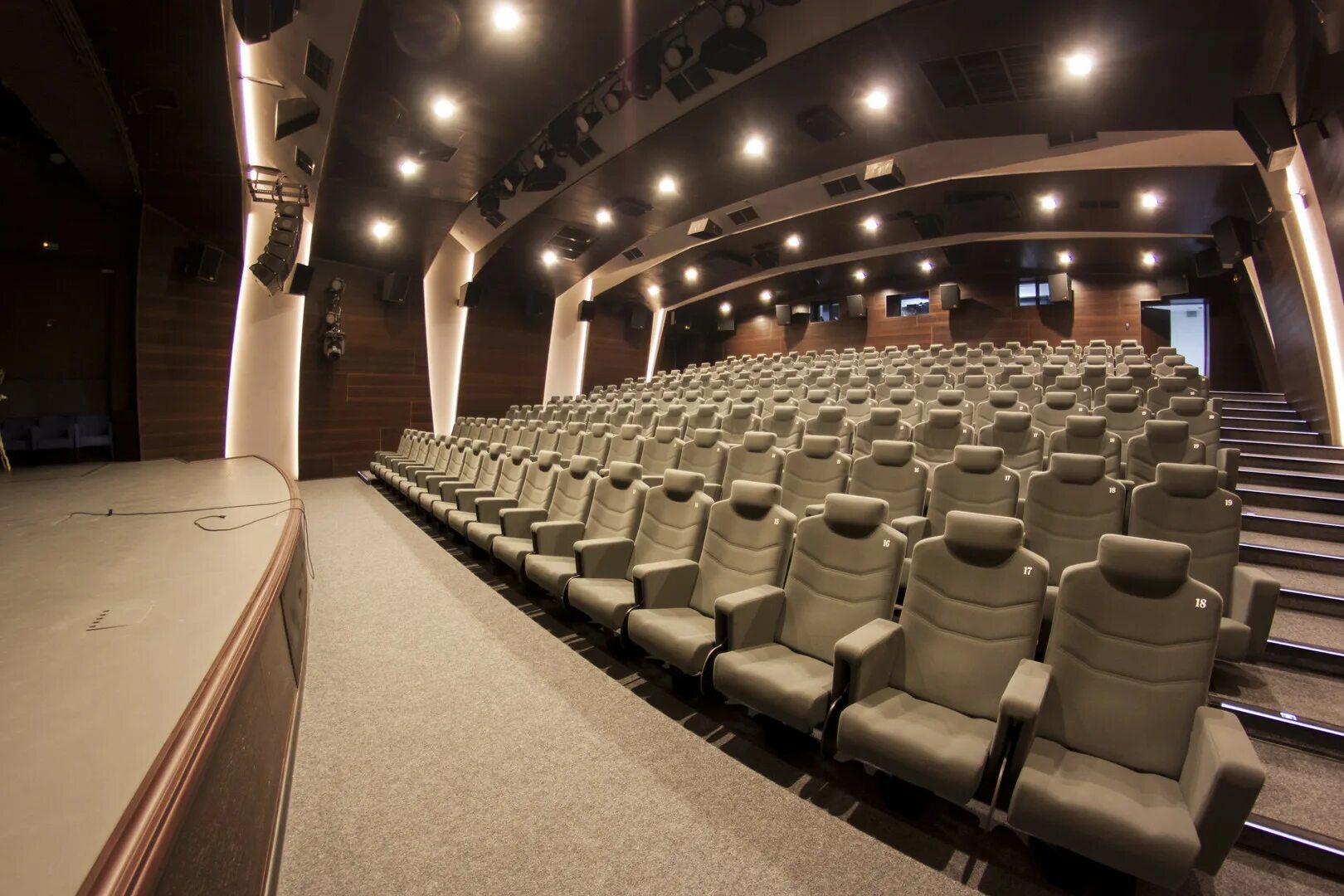 Сцена в отеле. Жуковский аэропорт зал повышенного комфорта. Освещение спортивных залов. Студия танцев. Жуковский аэропорт 1 этаж.