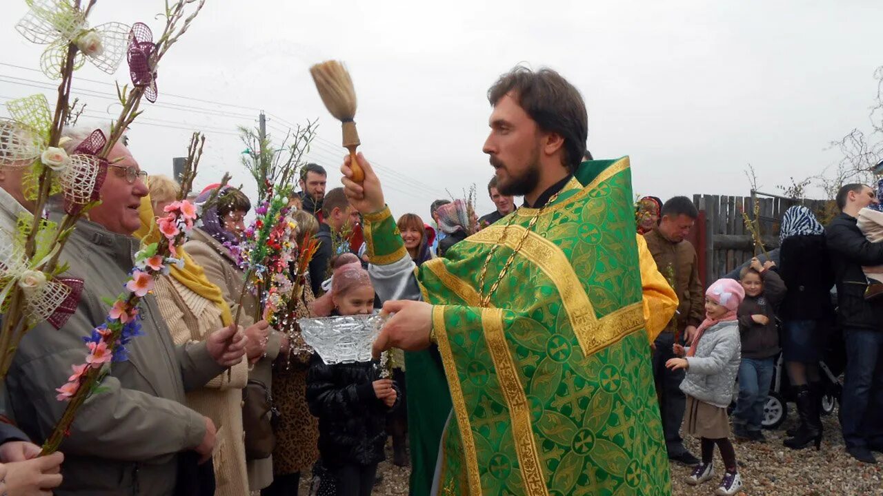 Приход лета в россии. Вербное воскресенье освящение вербы. Вербное воскресенье служба в храме. Освящение вербы в храме.